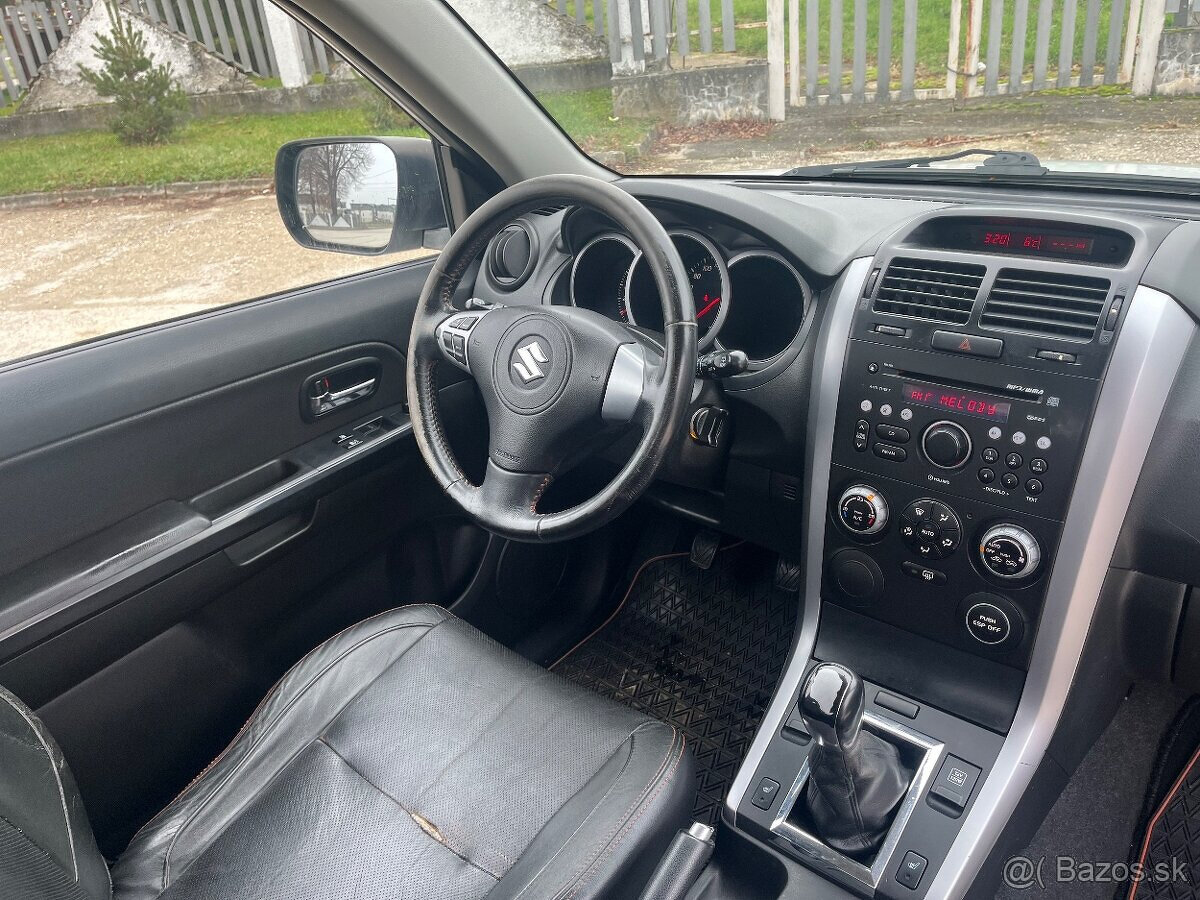 Suzuki Grand Vitara 1.6 benzin 4x4 black and white - 12