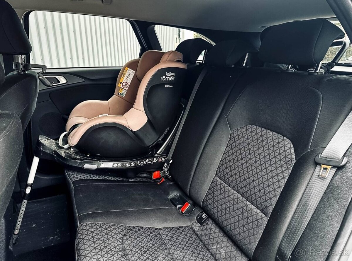 Kia Ceed SW 1.5 T-GDi Silver A/T - 12