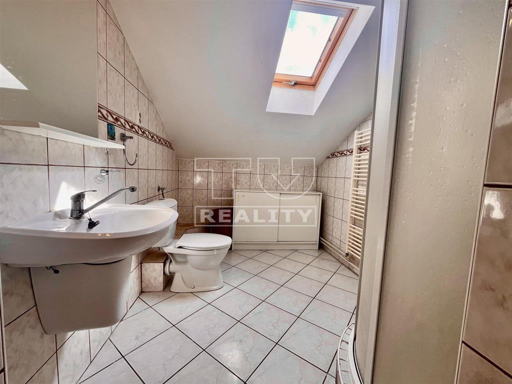 Na predaj veľký rodinný dom s tromi kúpeľňami pri Malom... - 12