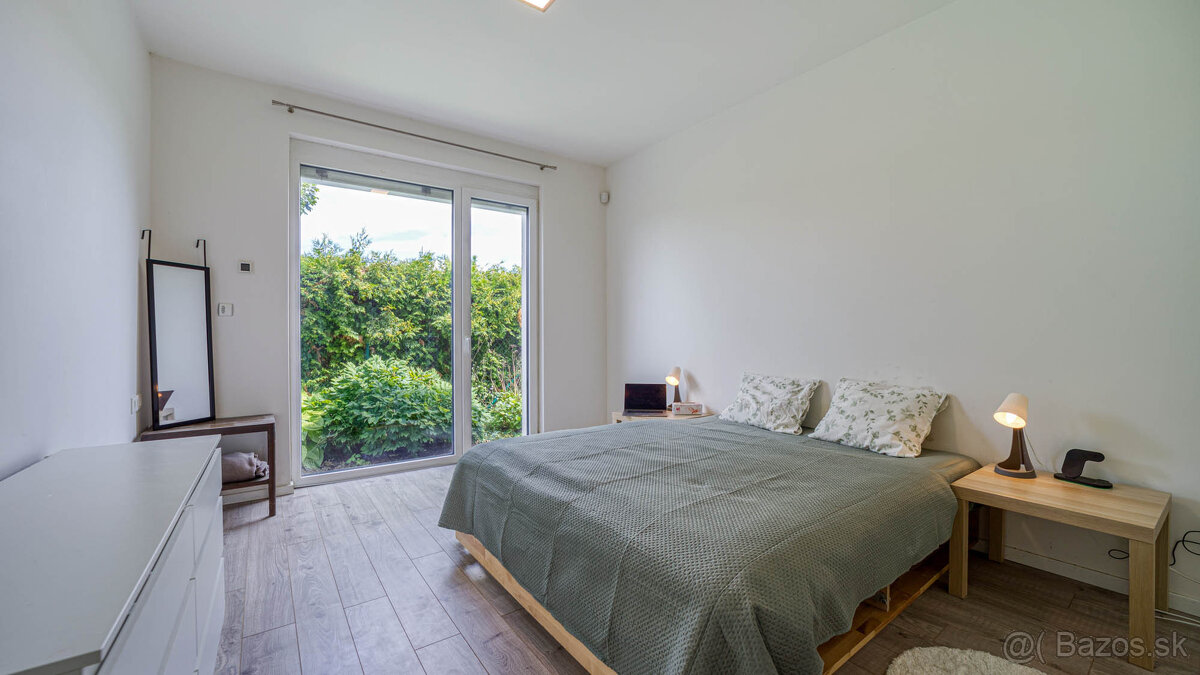 Príjemný 3-izbový byt s predzáhradkou a parkovaním TRI VODY - 12