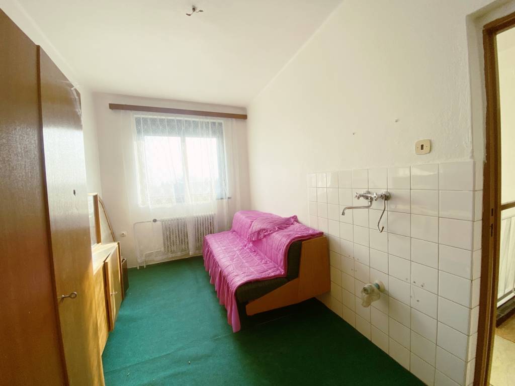 4 izbový poschodový rodinný dom s pozemkom 859 m2 v obci Lok - 12