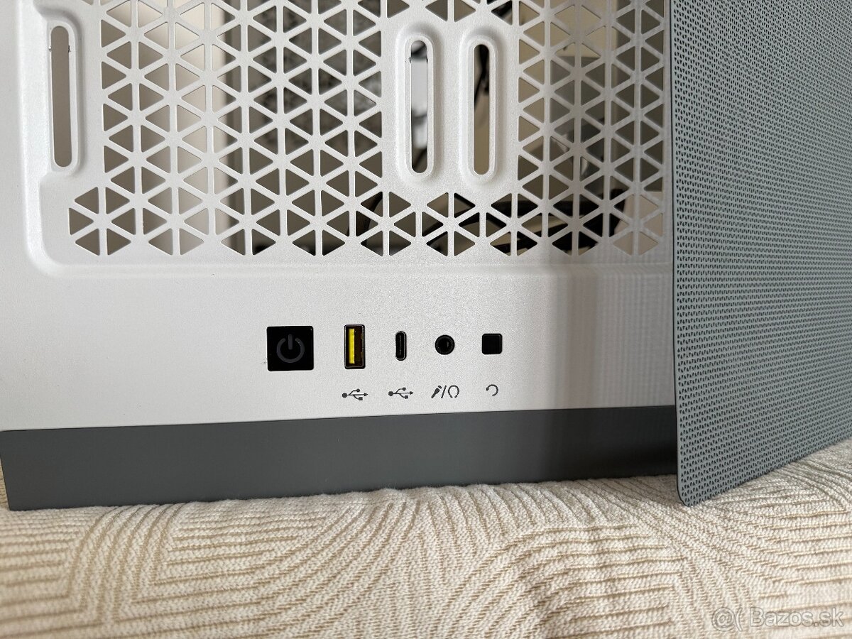 Predám PC skrinku Corsair iCUE 4000X RGB Biela - 12