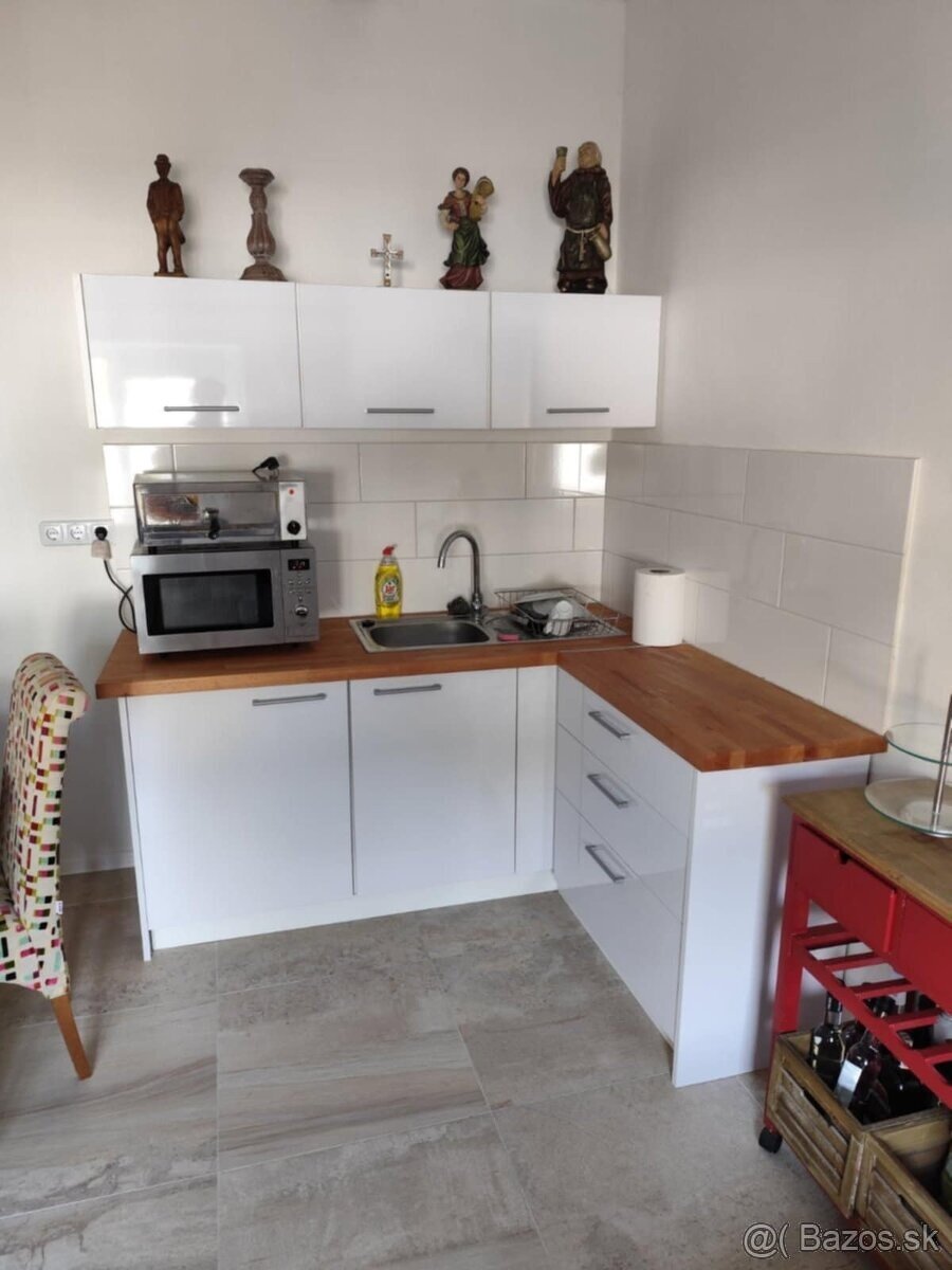 Zrekonštruovaný, zariadený rodinný dom s garážami vo Svodine - 12