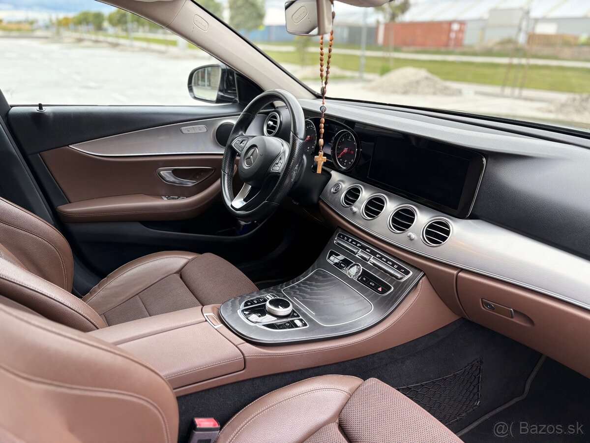 Mercedes-Benz E220d Sedan - 12