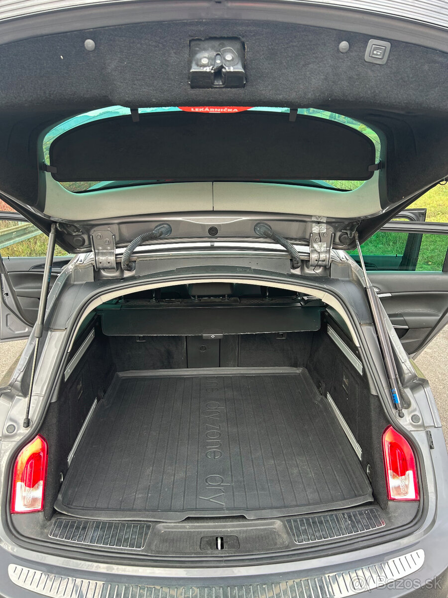 Opel Insignia Sports Tourer SW - 12