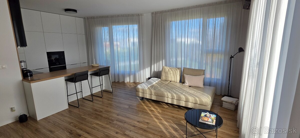 Luxusný zariadený 2 izbový byt Malinovo Tri vody - 12