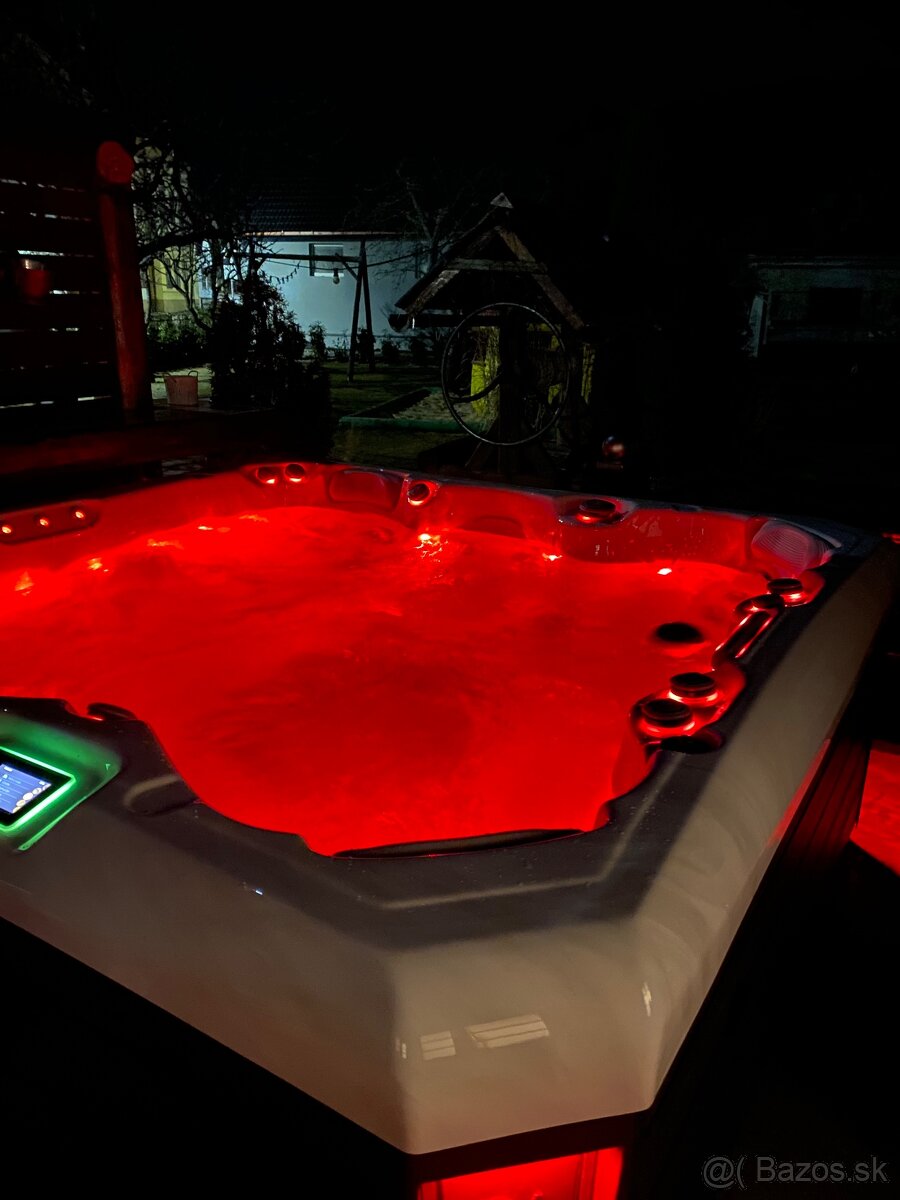 Vírivka Jacuzzi Wellis - 12