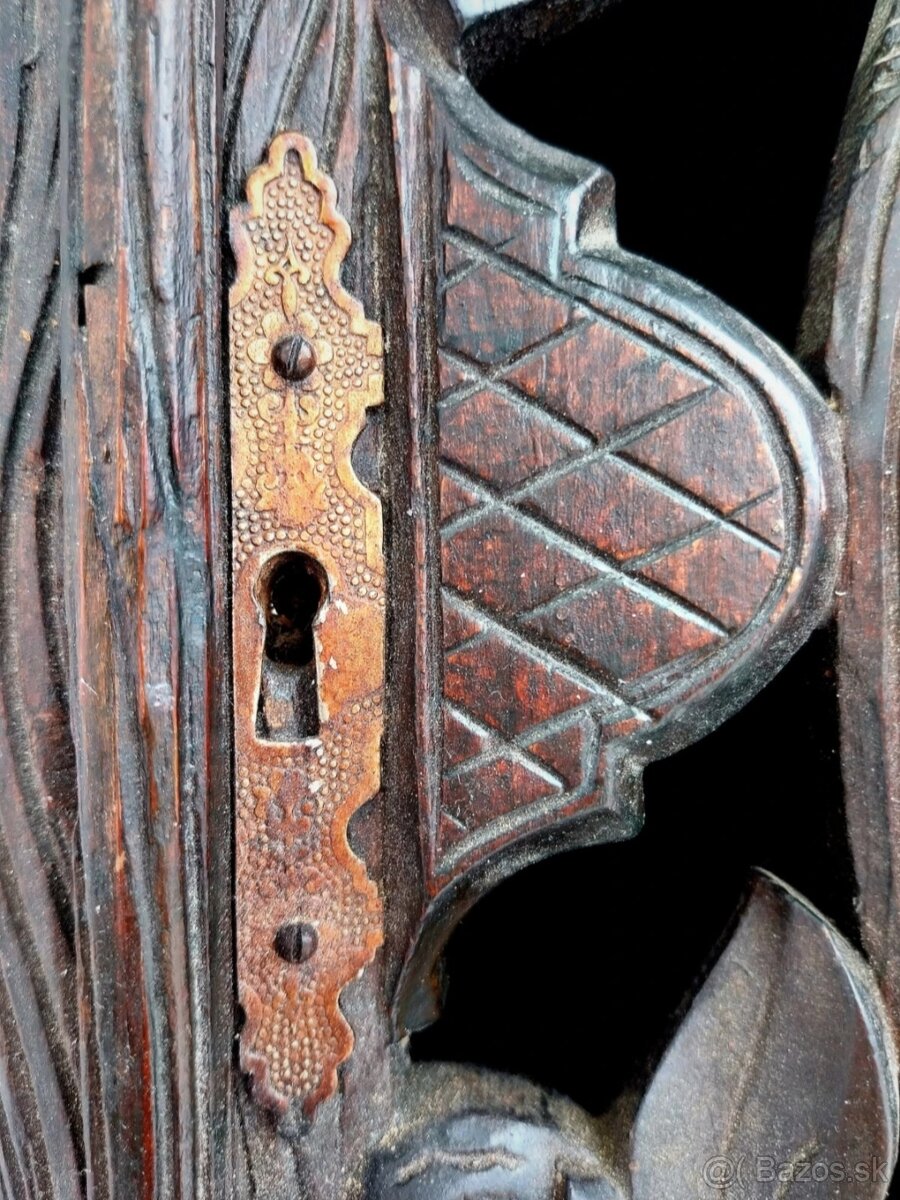 STAROŽITNÁ RUČNÁ DREVOREZBA / ÚLOŽNÁ SKRINKA / 19 x 36 x 67 - 12