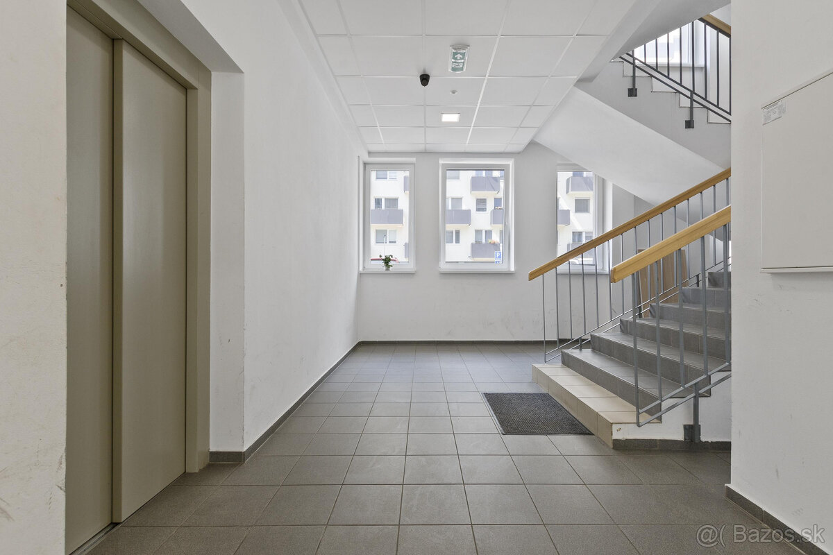 Na Predaj svetlá zariadená garsónka Podunajských Biskupicia - 12