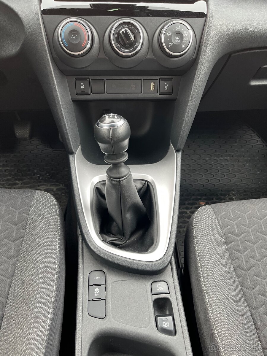 Predám Toyota Yaris Cross benzin - 12