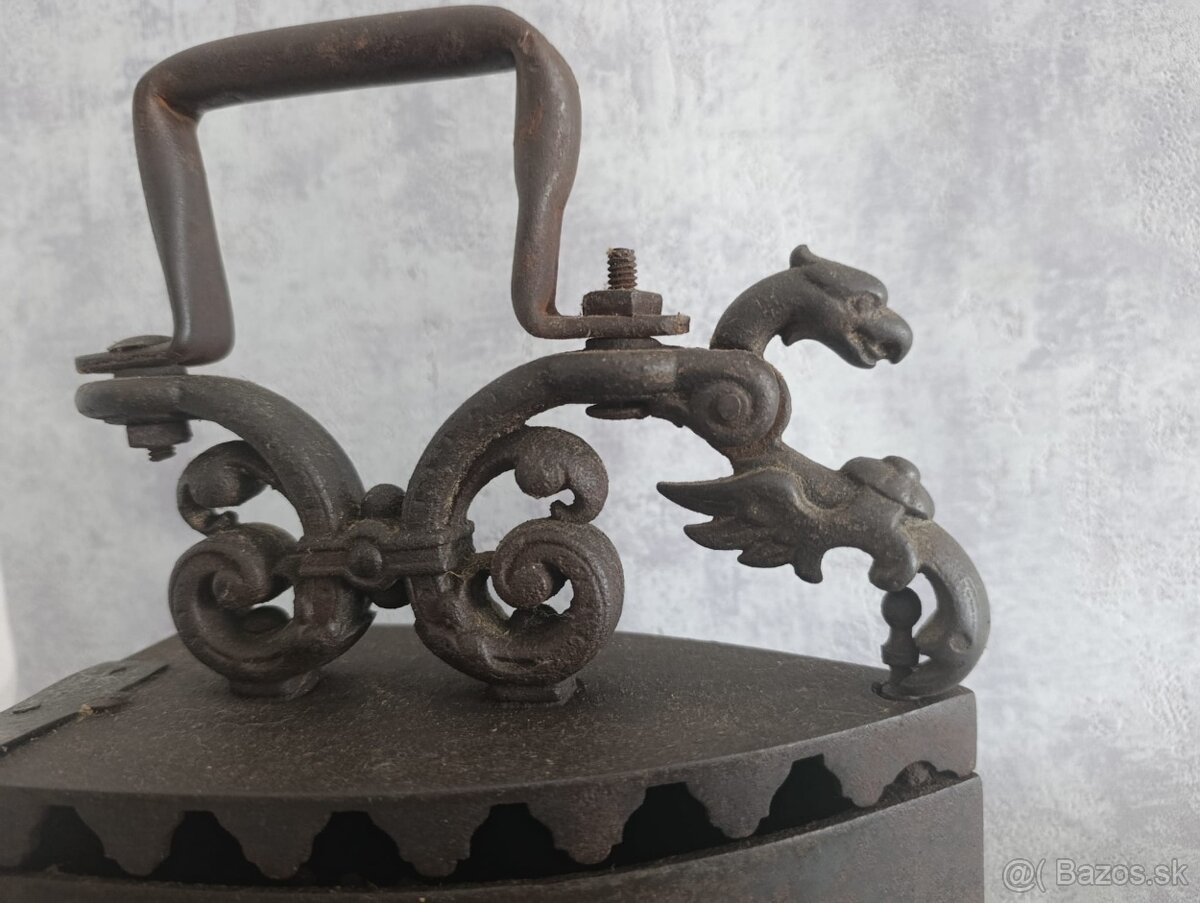 Velká stará atypická a málo běžná žehlička DRAK - 12