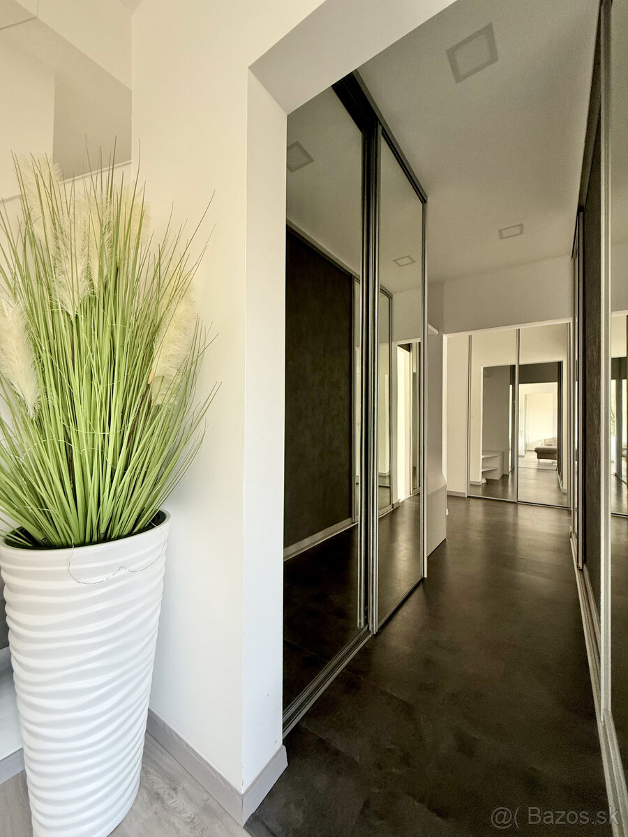 Moderný, priestranný, kompletne zariadený 2,5 izbový byt, He - 12