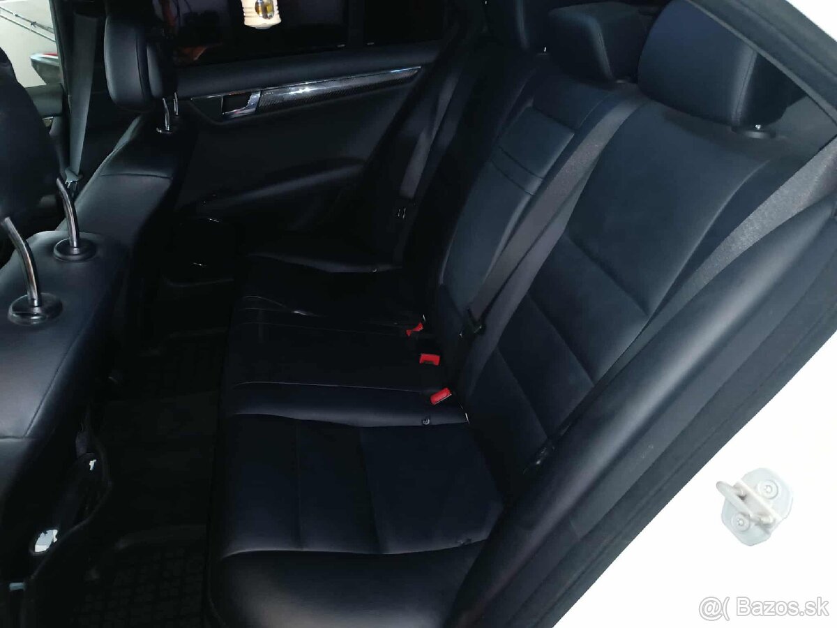 Mercedes-Benz C trieda W204 AMG paket Sedan 2010 - 12