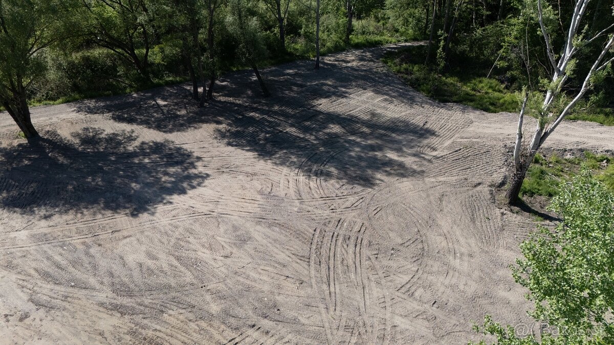 Veľký stavebný rožný pozemok Malé Leváre - 12