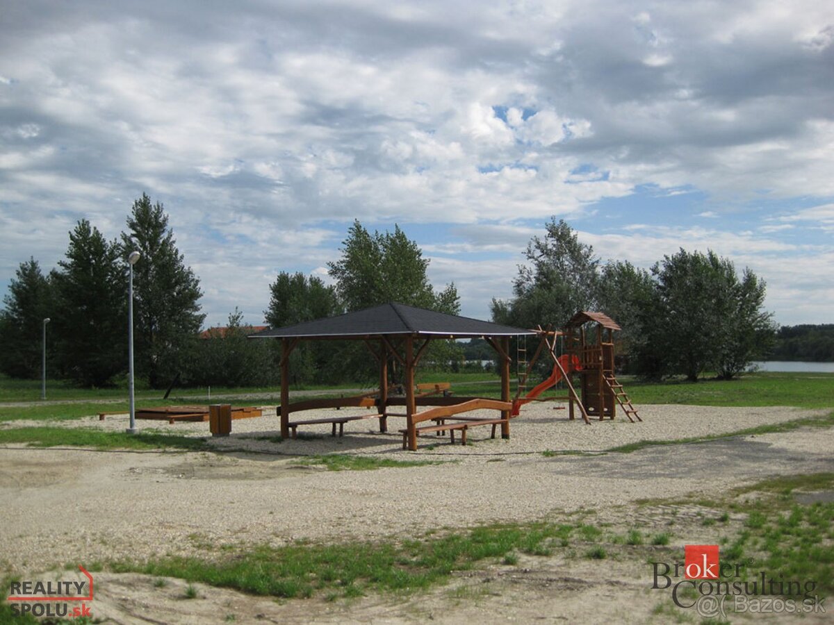 Víkendová oáza pre náročných – pozemok pri jazere v stráženo - 12
