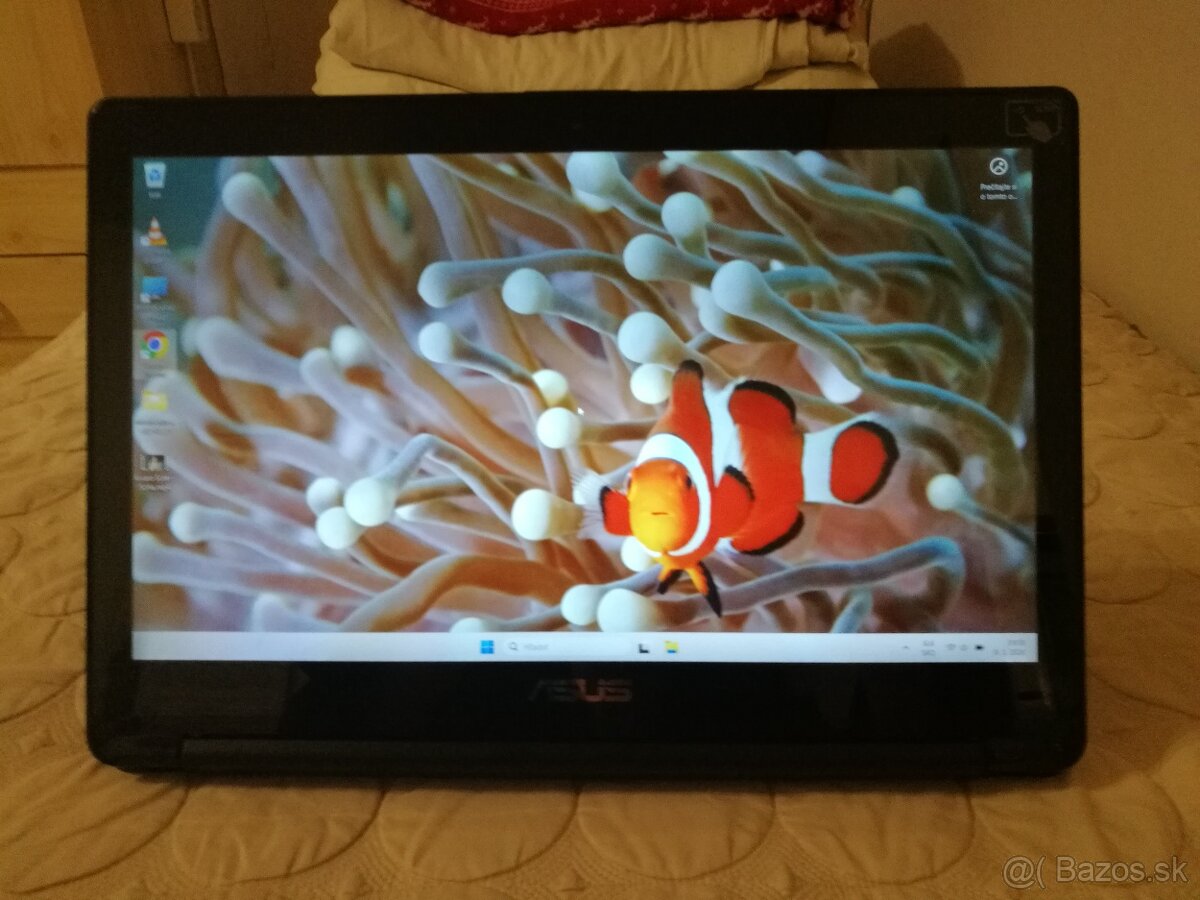Asus. (2-v-1) konvertibilný notebook s dotykovým displejom. - 12