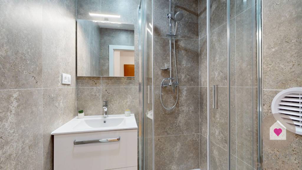 BA/NIVY-Prenájom komplet prerobeného 3 izbového bytu pri OC - 12