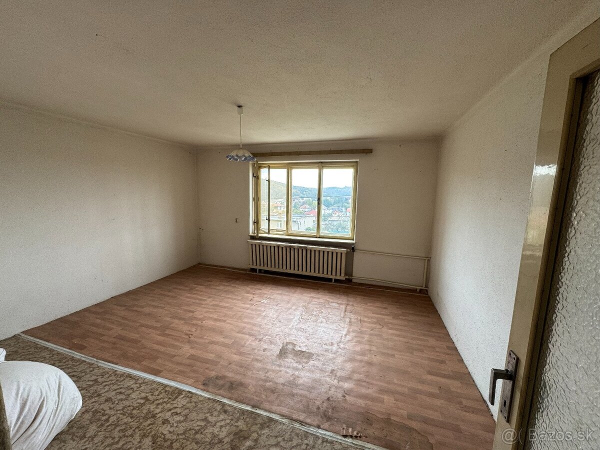 Veľký rodinný dom s čarovnou záhradou a veľkým pozemkom - 12