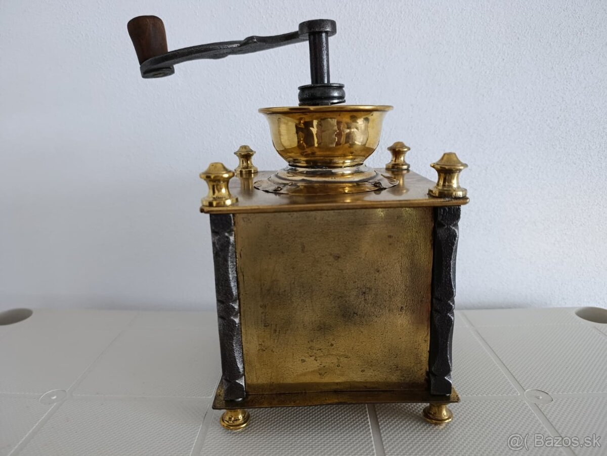 Krásný starožitný mlyncek na kavu, ručně kované sloupky. - 12