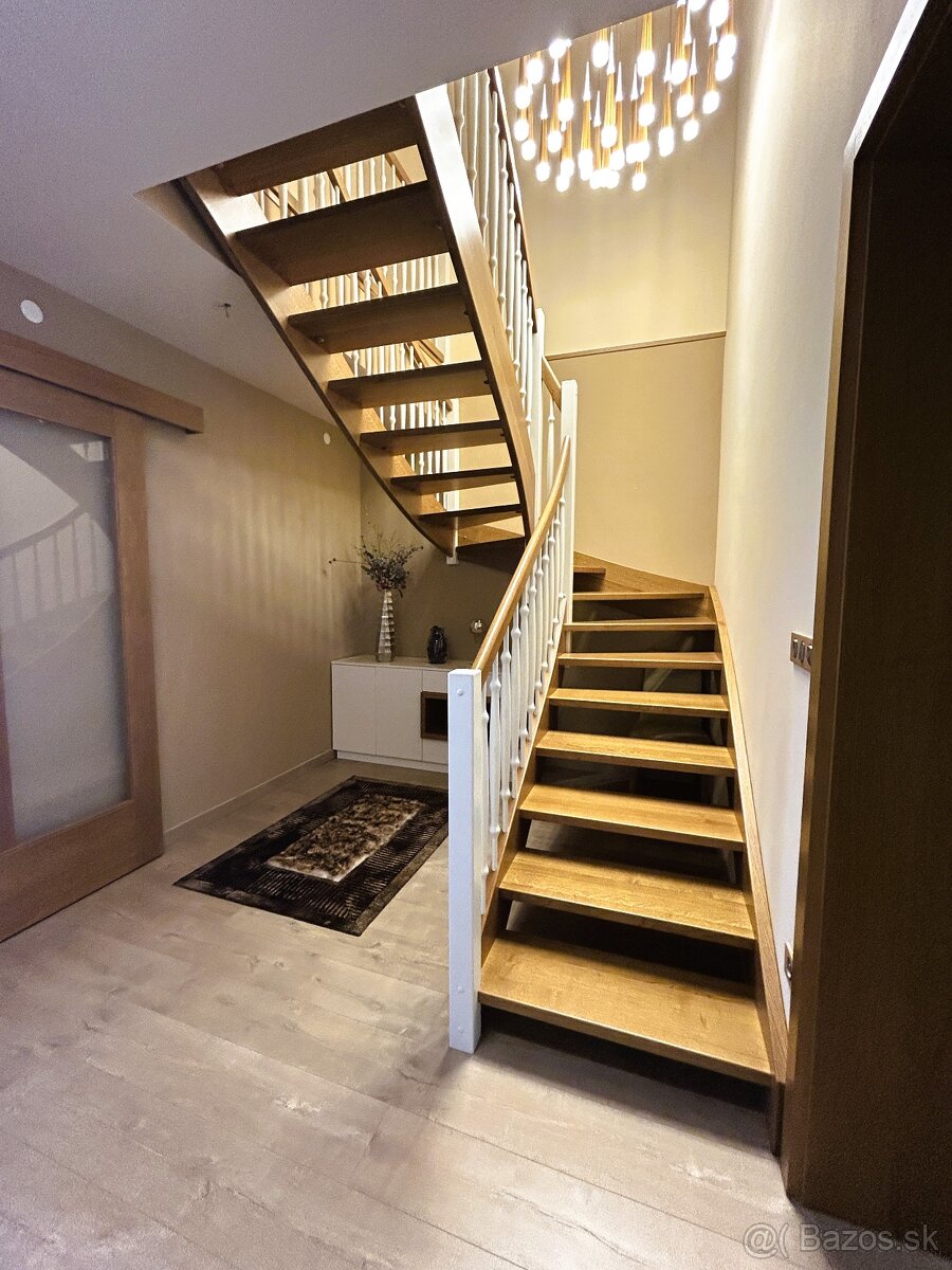 Kováčová – luxusná rodinná vila s pozemkom - 2150 m2 - 12