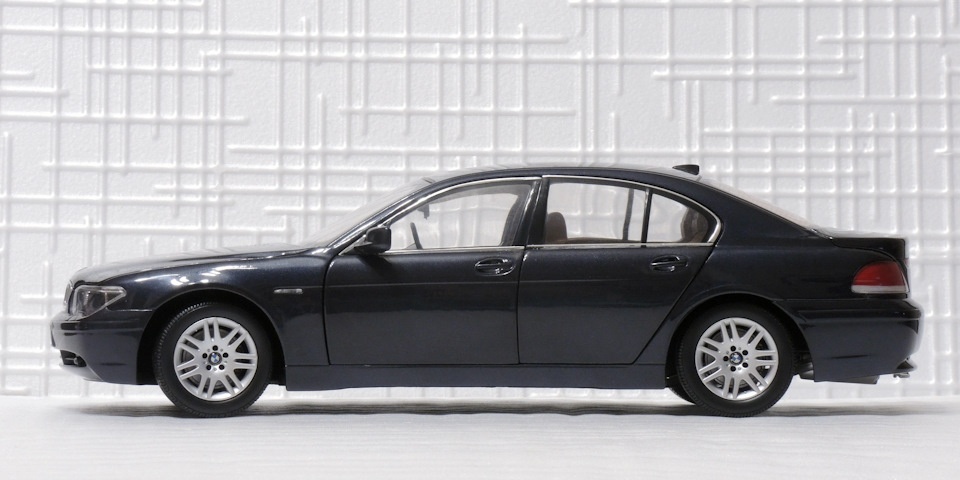 Na predaj mám model BMW 745i, e65, mierka 1:18, KYOSHO. - 12