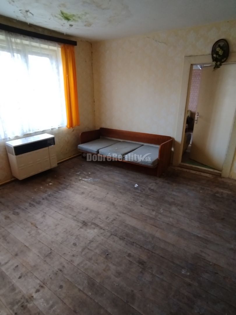 Veľký stavebný pozemok s rodinným domom v tichom prostredí . - 12