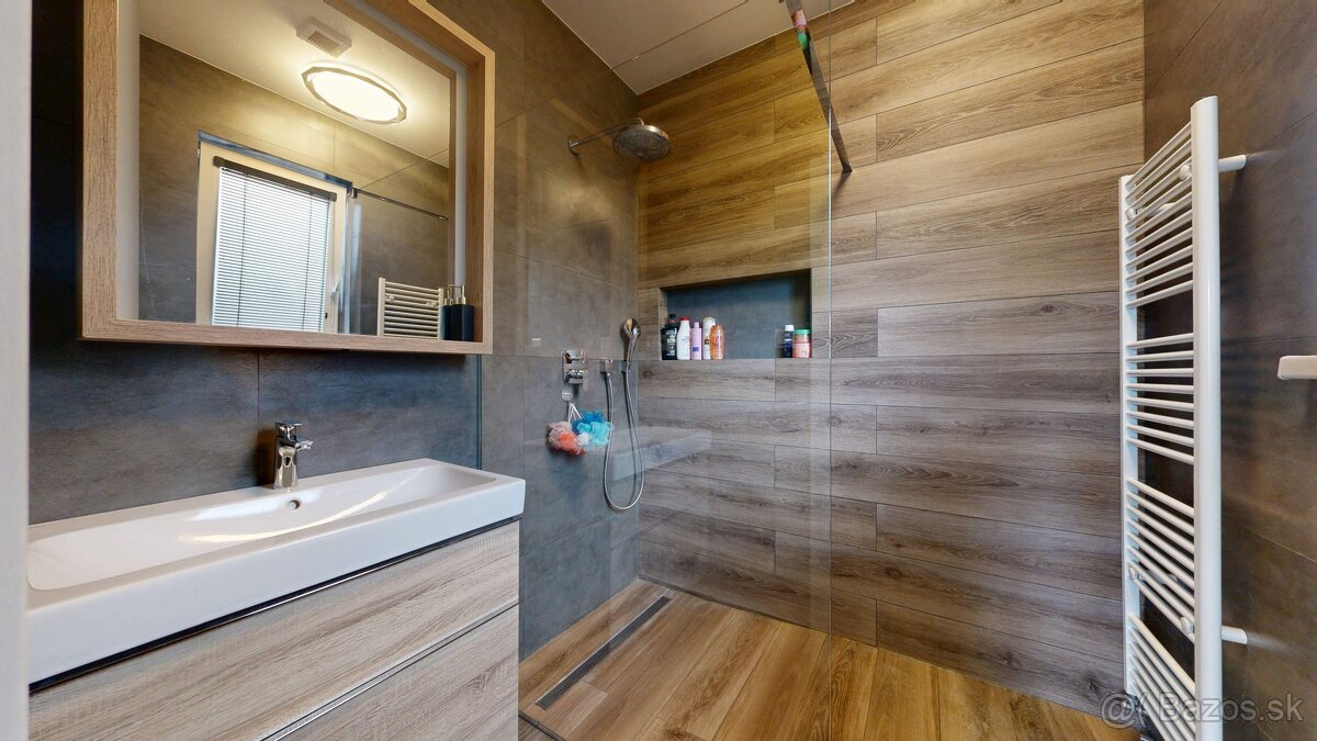 🏡 Nadštandardný 4-izbový rodinný dom s bazénom, zimnou teras - 12