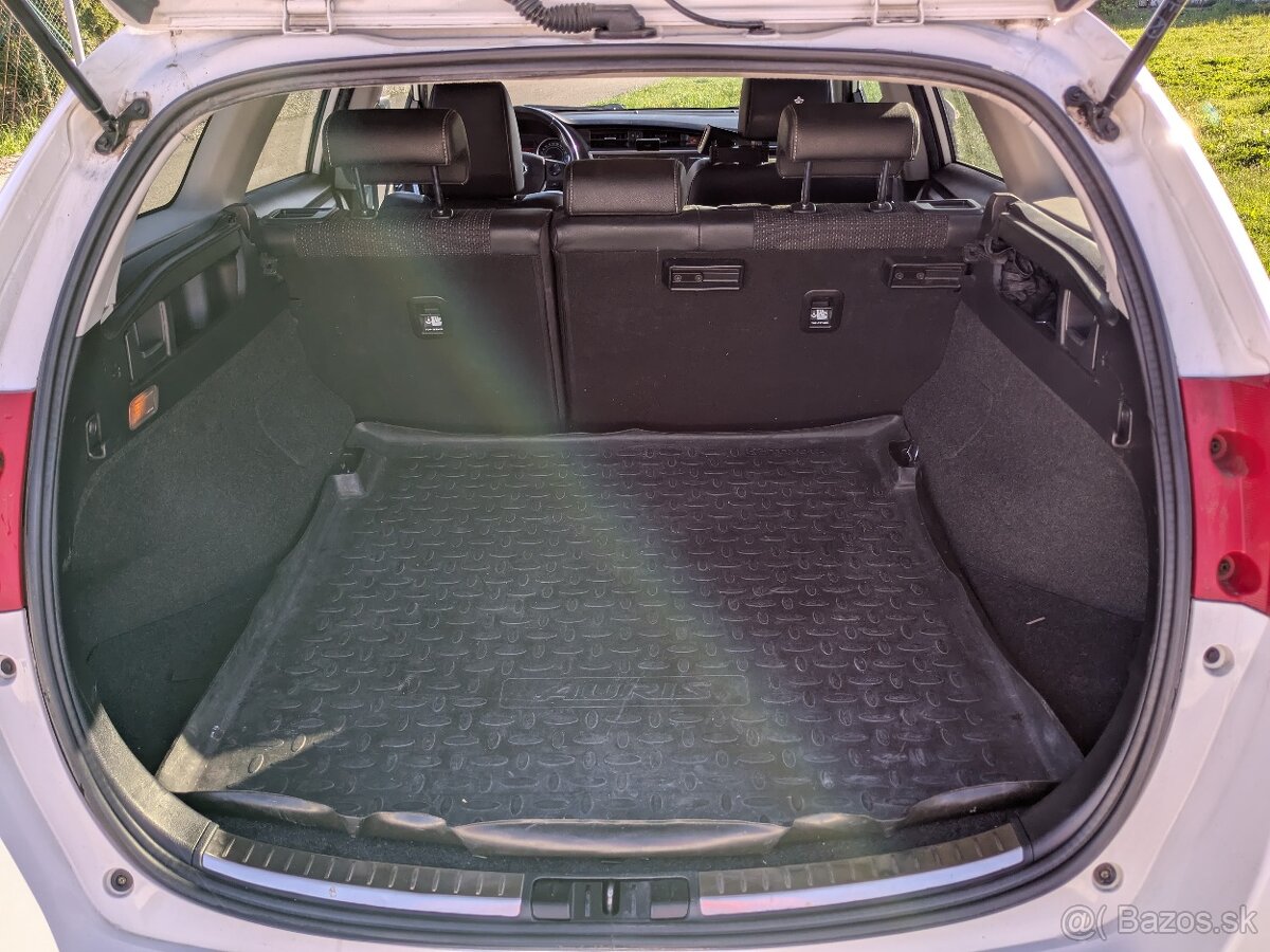 Toyota Auris TS 1.8 Hybrid - 12