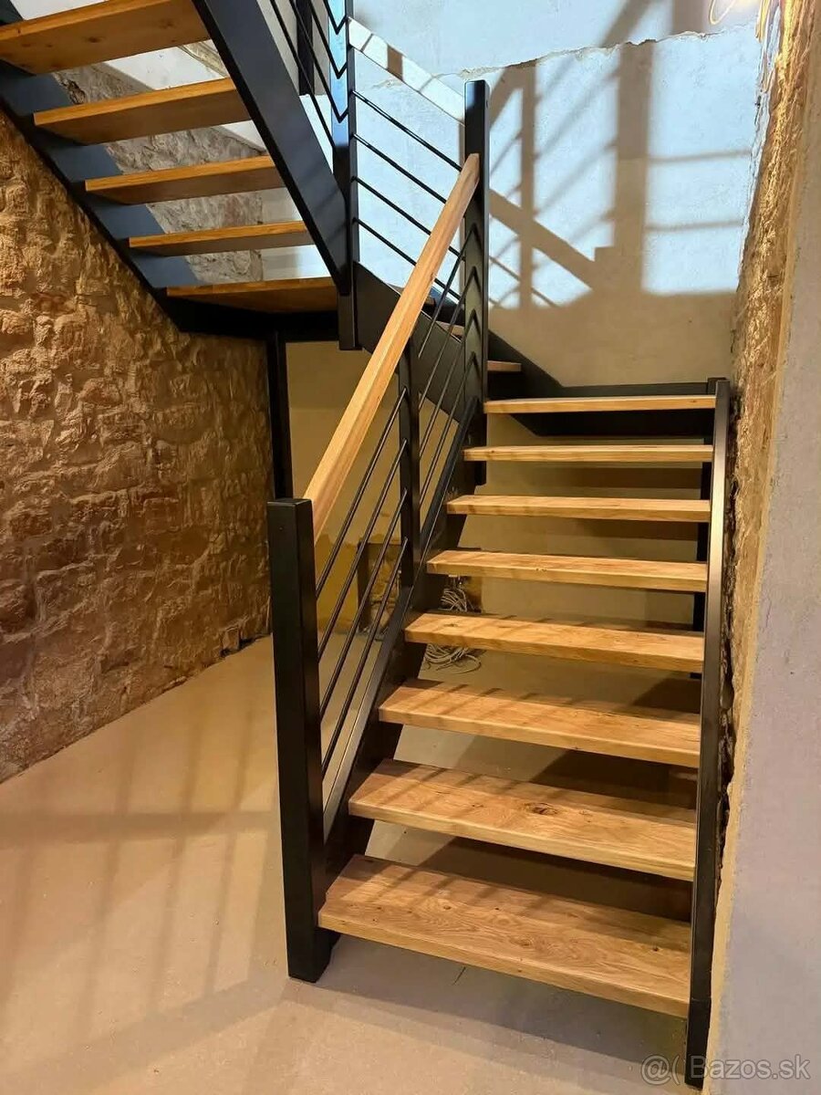 Samonosné drevené schody so zábradlím - 12