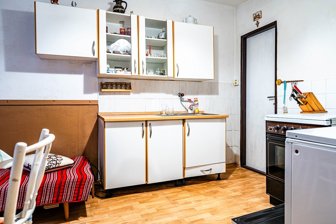 GIRALTOVCE-veľký pozemok 2.196 m2, podpivničený dom, 3xizba - 12