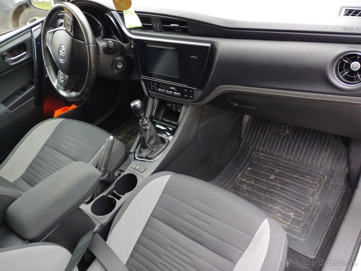 Toyota Auris Sport Touring - 12