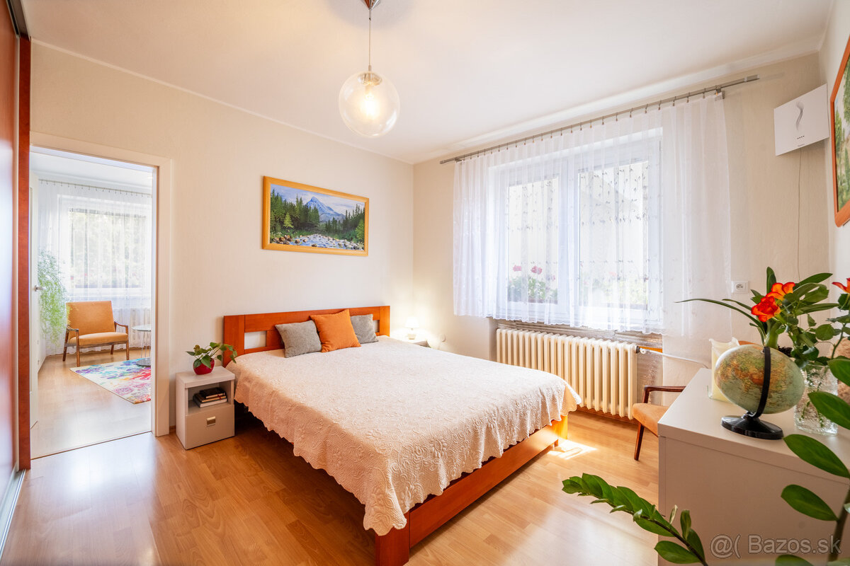 REZERVOVANÉ: Na predaj priestranný dom s veľkým pozemkom v P - 12