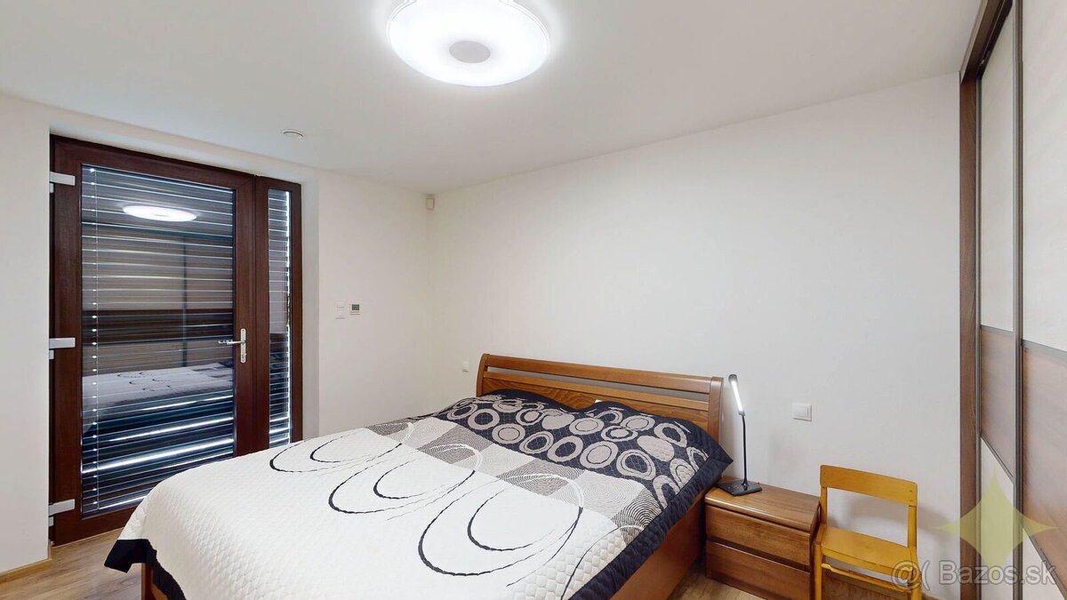 Priestranný dvojpodlažný 6-izbový rodinný dom v Malom Lapáši - 12