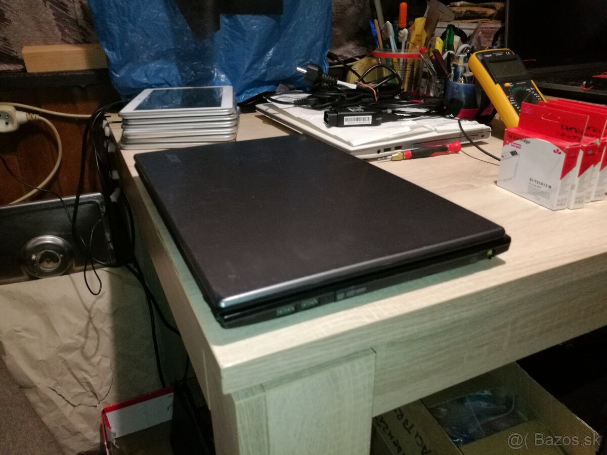 Acer. Intel Dvojjadro. 15,6" LED. 4GB. 500 GB. - 12