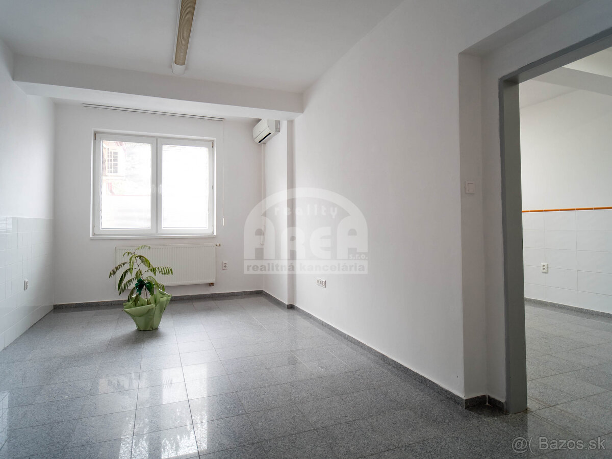 Komerčná budova v širšom centre mesta Vranov nad Topľou - 12