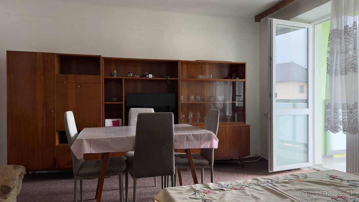 NA PREDAJ: 2i byt s balkónom v pôvodnom stave Valaská ul.TDH - 12