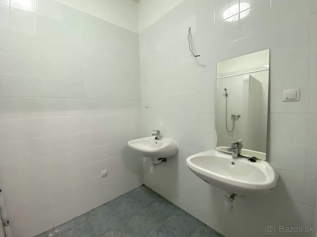 Hala na 225 árovom pozemku v „9225 Dunakiliti Ipari Park“ za - 12