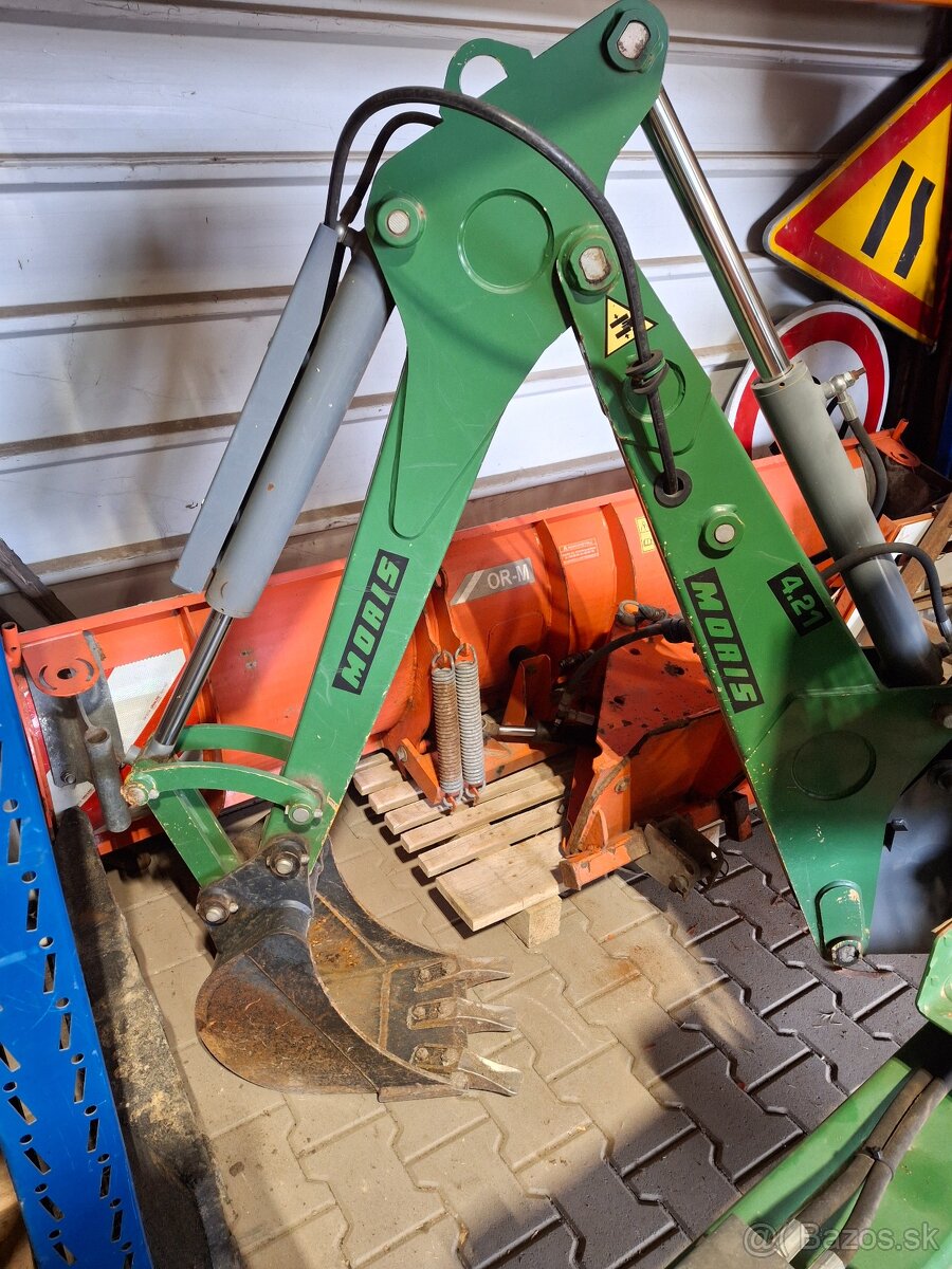 John Deere 3045R - 12