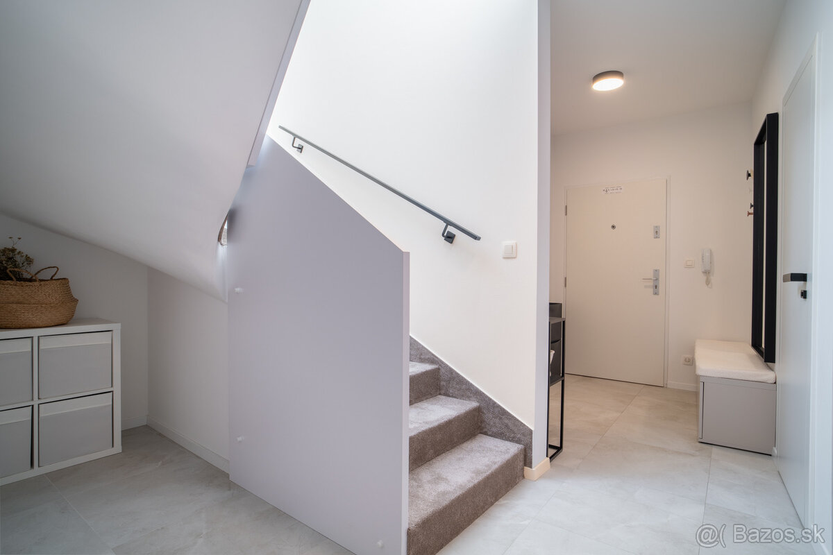 Na predaj štýlový 3-izbový mezonet v historickom centre Trna - 12