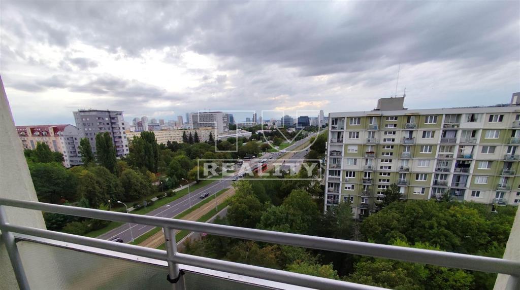 Predaj priestranného slnečného bytu s lodžiou aj... - 12