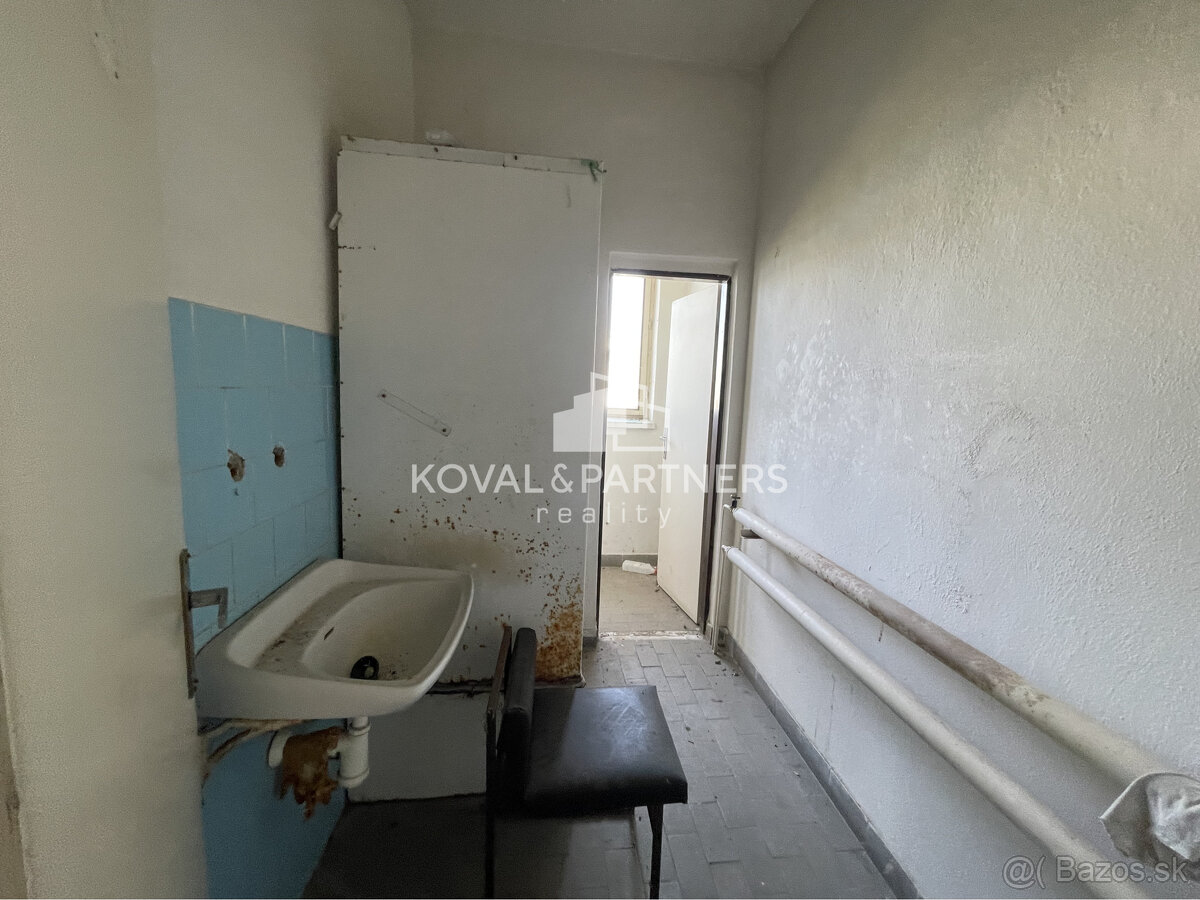 Predaj Administratívnej budovy s Halou v lokalite Dolné Kršk - 12