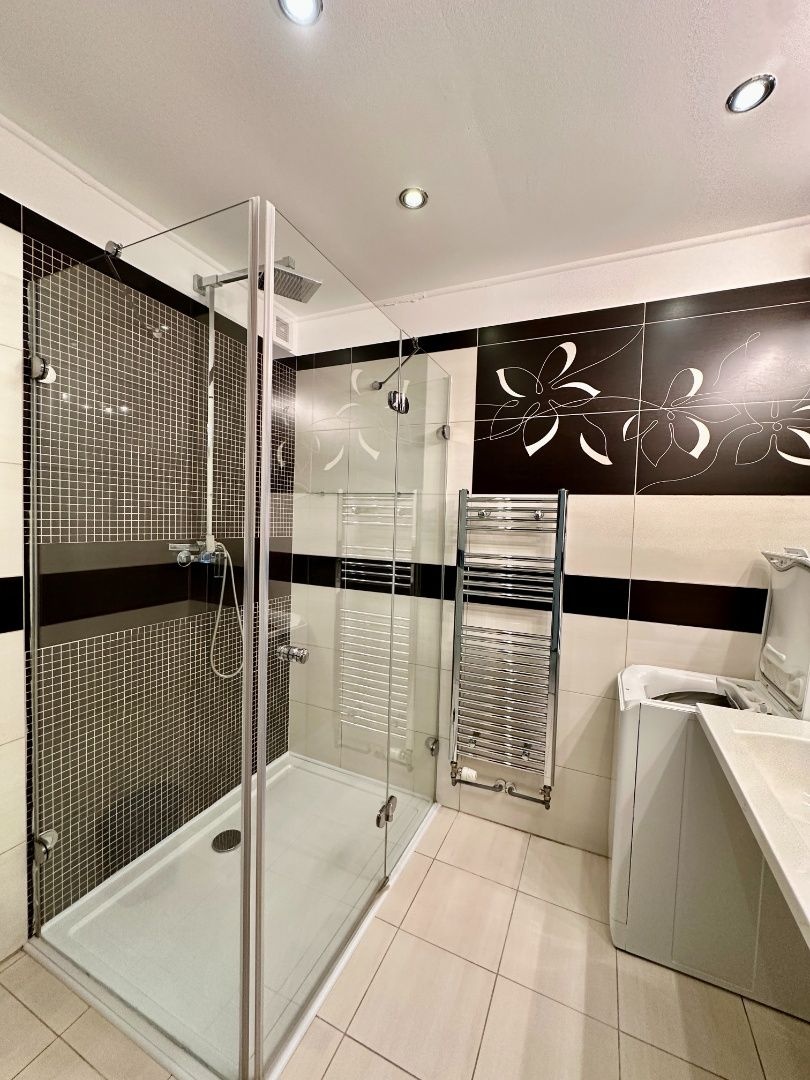 Luxusný 2-izbový byt s krásnym výhľadom na mesto a vnútorným - 12