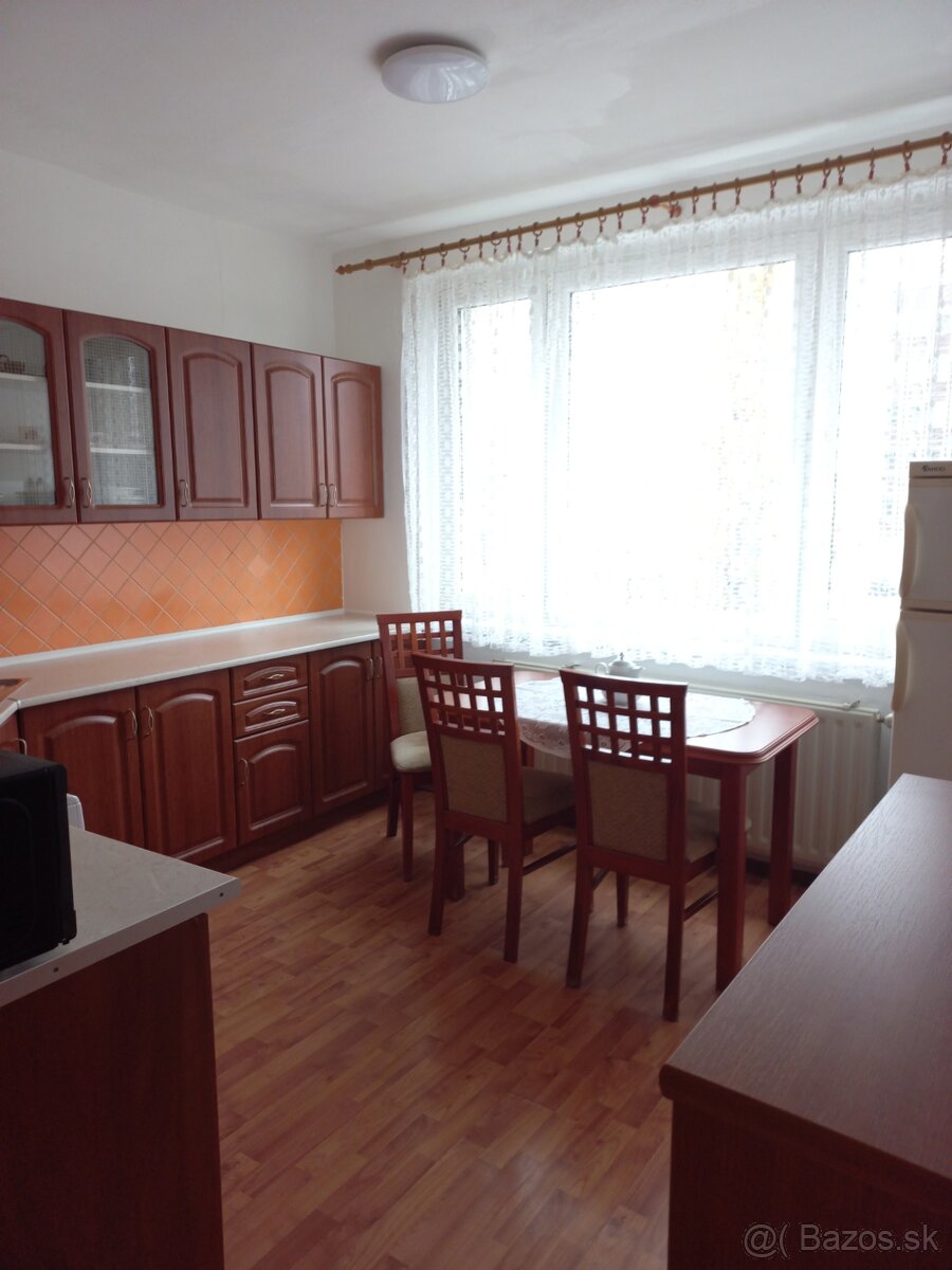 Prenajmem 1 izbový byt v centre KE-Palárikova 3 - 12