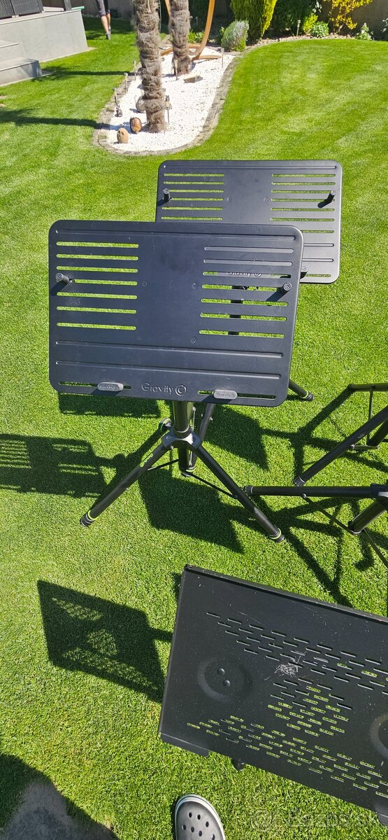 Stojany na mikrofóny, svetla, mix pulty, noty atď. - 12