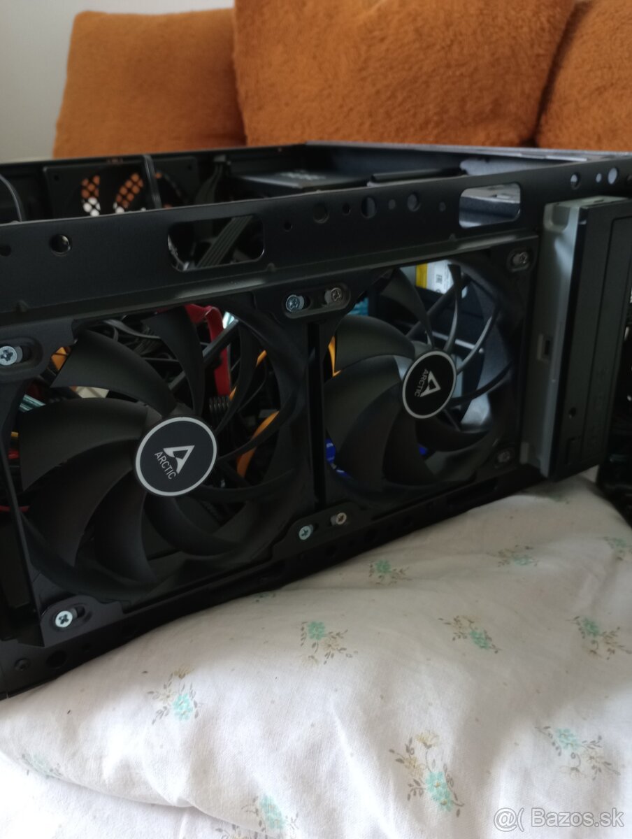 Nový, malý, herný počítač - 12