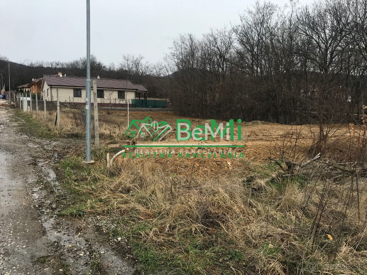 Pozemok Štitáre (800 m2) ,v slepej uličke pod lesom ID 539- - 12