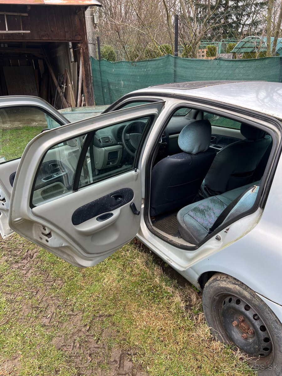 Renault Clio 1.5dCi - 12