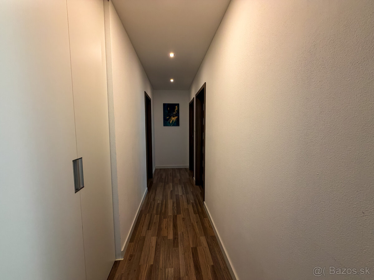 Priestranný 4 - izbový dom s veľkou terasou a garážou v obci - 12