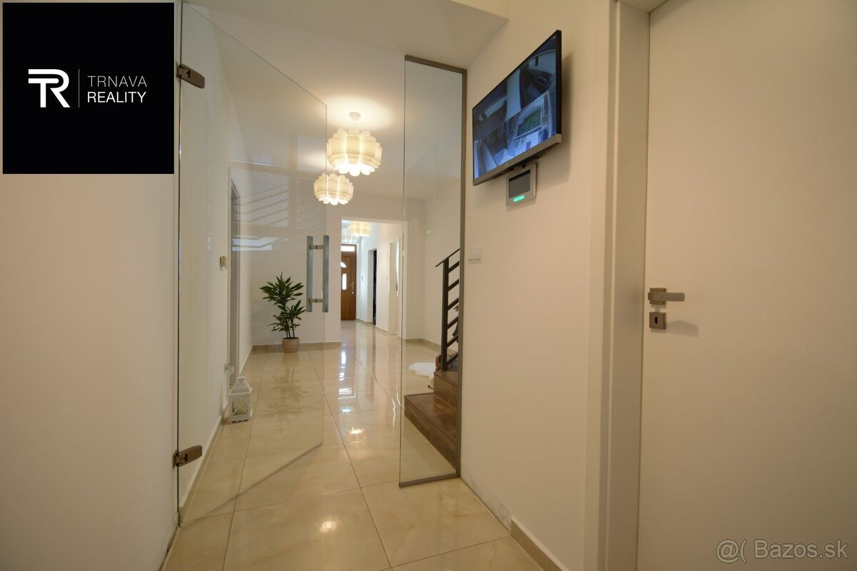 Veľký moderný 7 izbový rodinný dom s dvojgarážou, krytou ter - 12