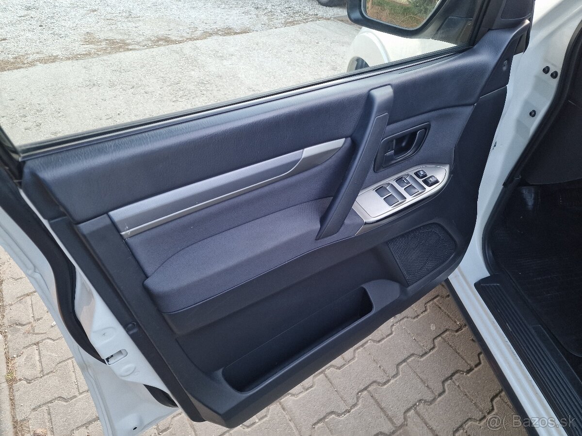 Mitsubishi Pajero 3.2D-ID LWB 4x4 190k A/T 7-Miest. (diesel) - 12